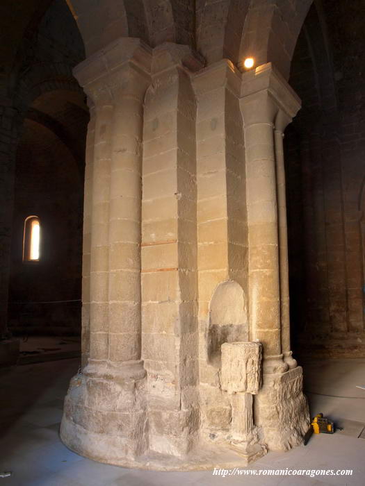 PILAR  CRUCIFORME JUNTO A LA PUERTA NORTE